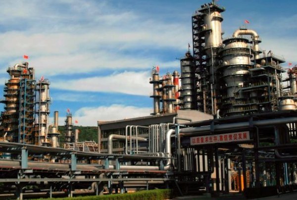 四川彭州炼油厂与主要石油设备解析